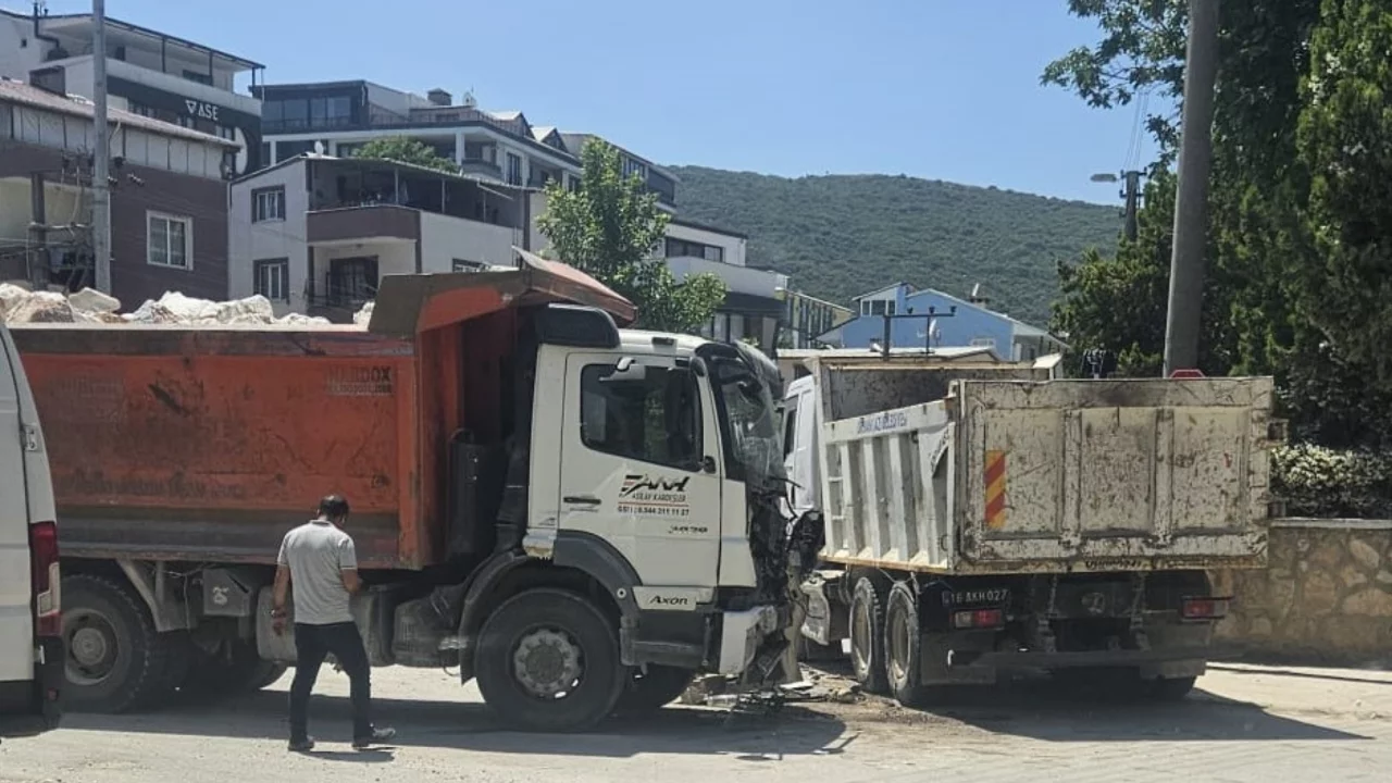 Bursa'da kamyonlar kavşakta &ccedil;arpıştı!