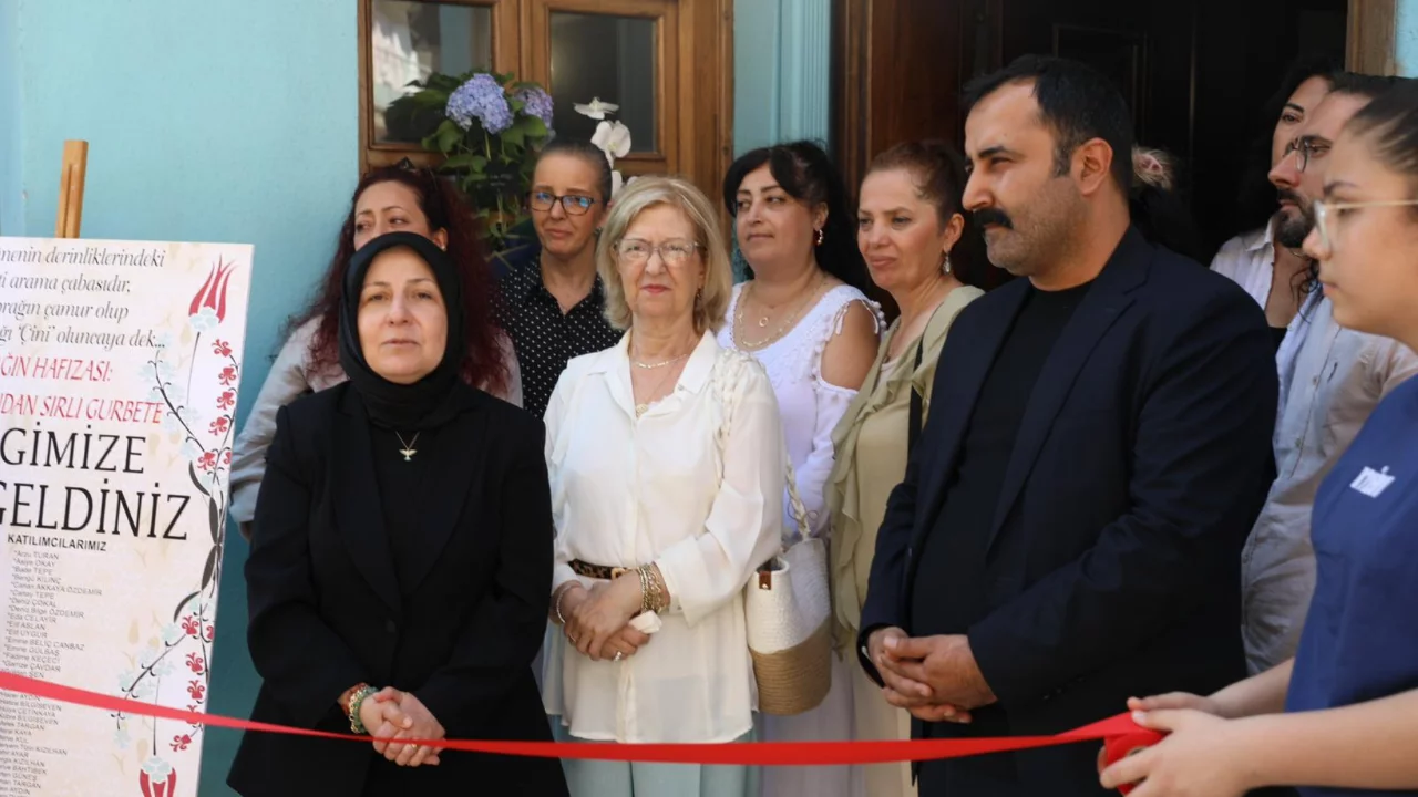 Zeytin Dalından Sırlı Gurbete çini sergisi Gemliklilerle buluştu