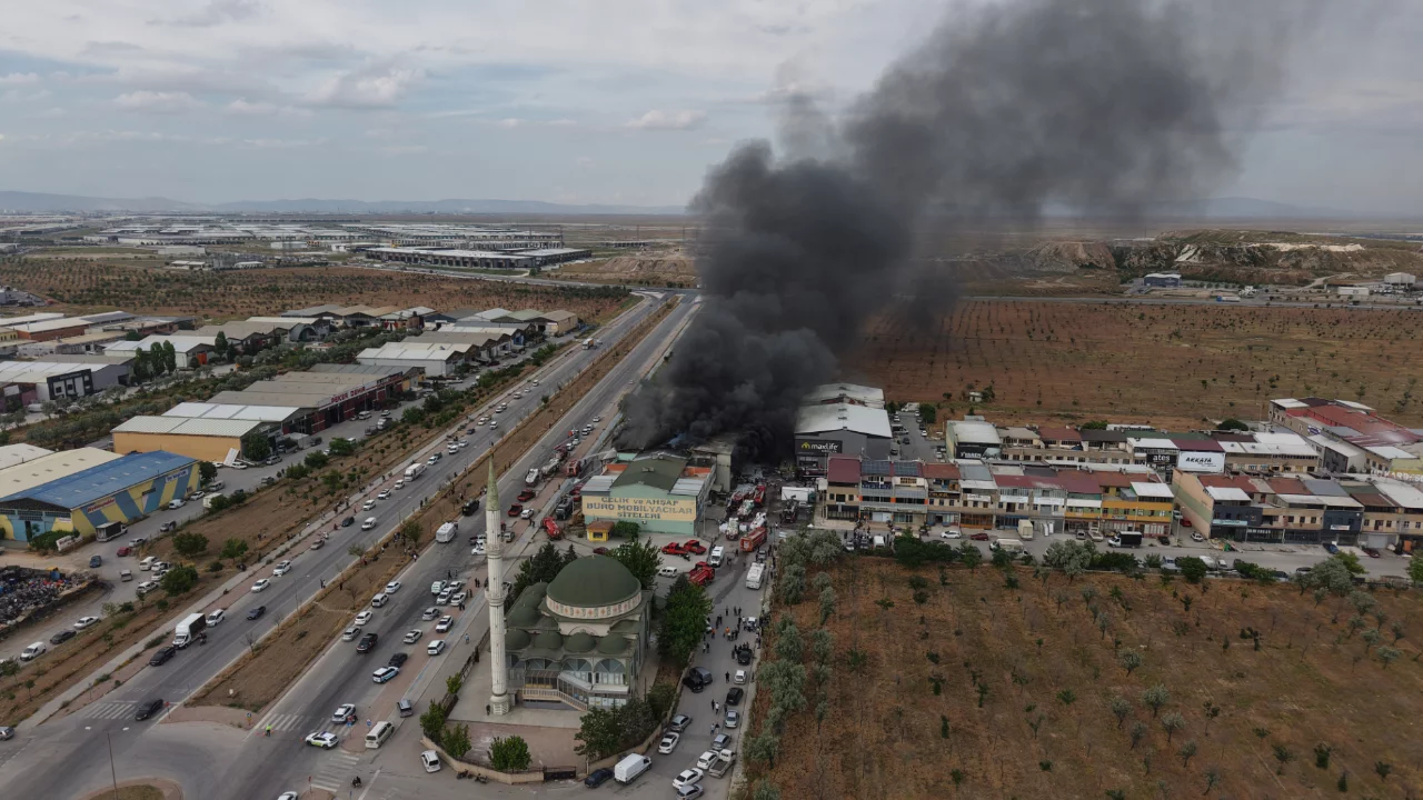 Yatak fabrikasında &ccedil;ıkan yangından acı haber! 1 şehit var...