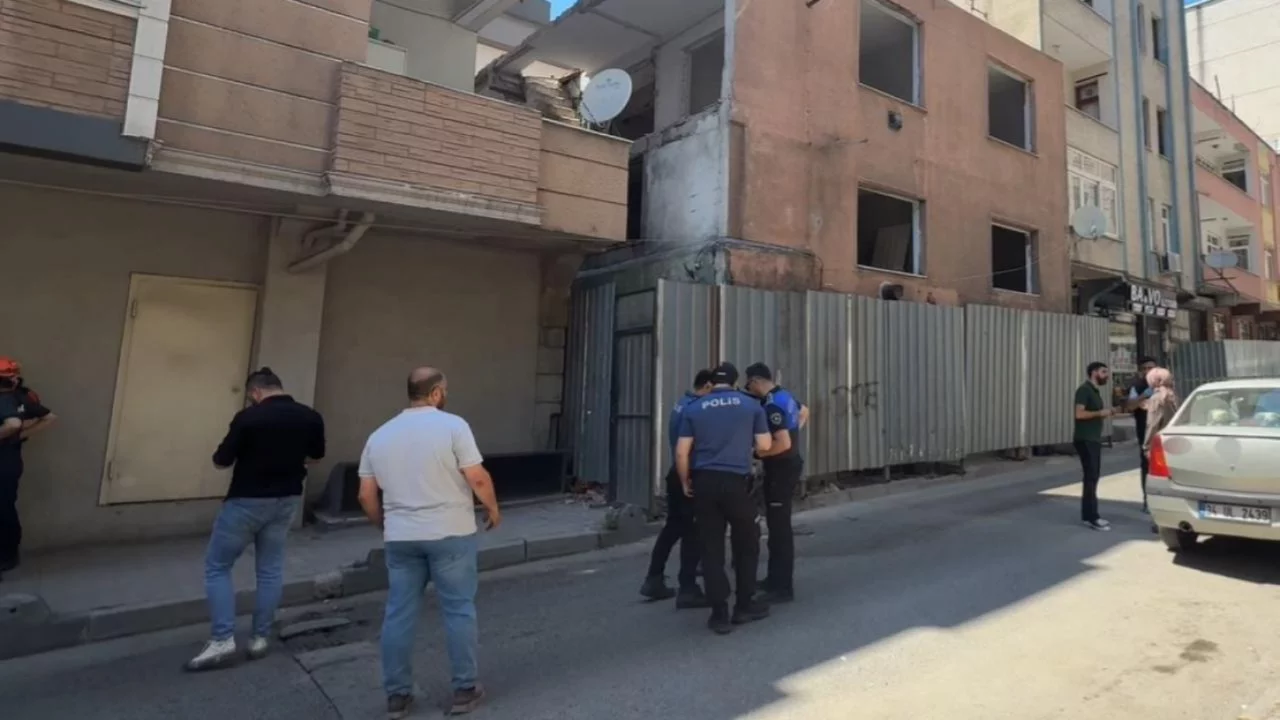 Kentsel d&ouml;n&uuml;ş&uuml;me giren binada &ccedil;&ouml;kme: &Ouml;l&uuml; ve yaralı var...