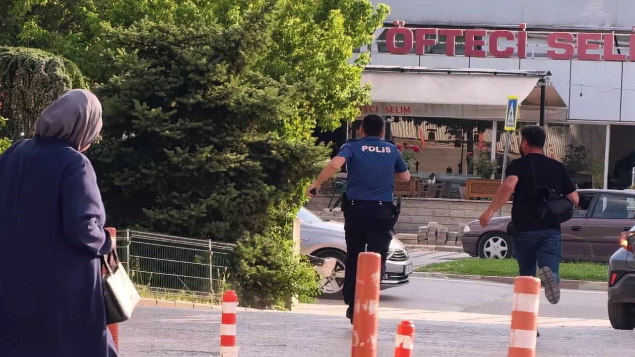 Bursa'da polis ve ş&uuml;pheli arasında ilgin&ccedil; anlar: 'Sen dur dedin durdum ağabey'