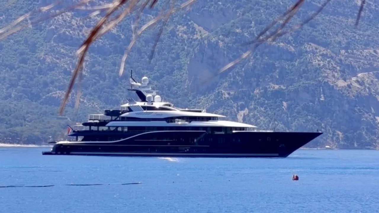 Bodrum koylarında 150 milyon dolarlık yüzen saray: "Solandge" ilgi odağı oldu