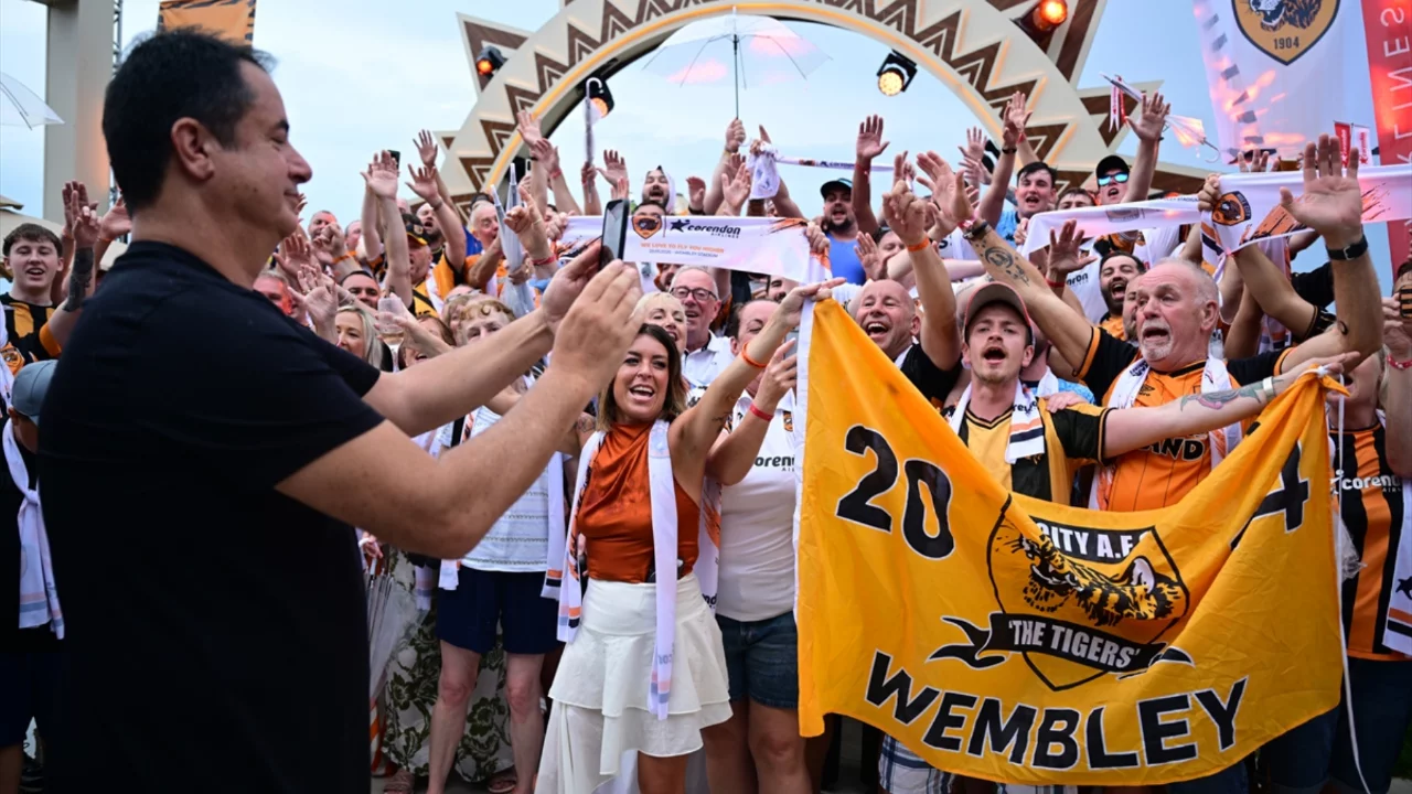Hull City taraftarları Antalya'da coştu: Acun Ilıcalı'dan s&uuml;rpriz kutlama...