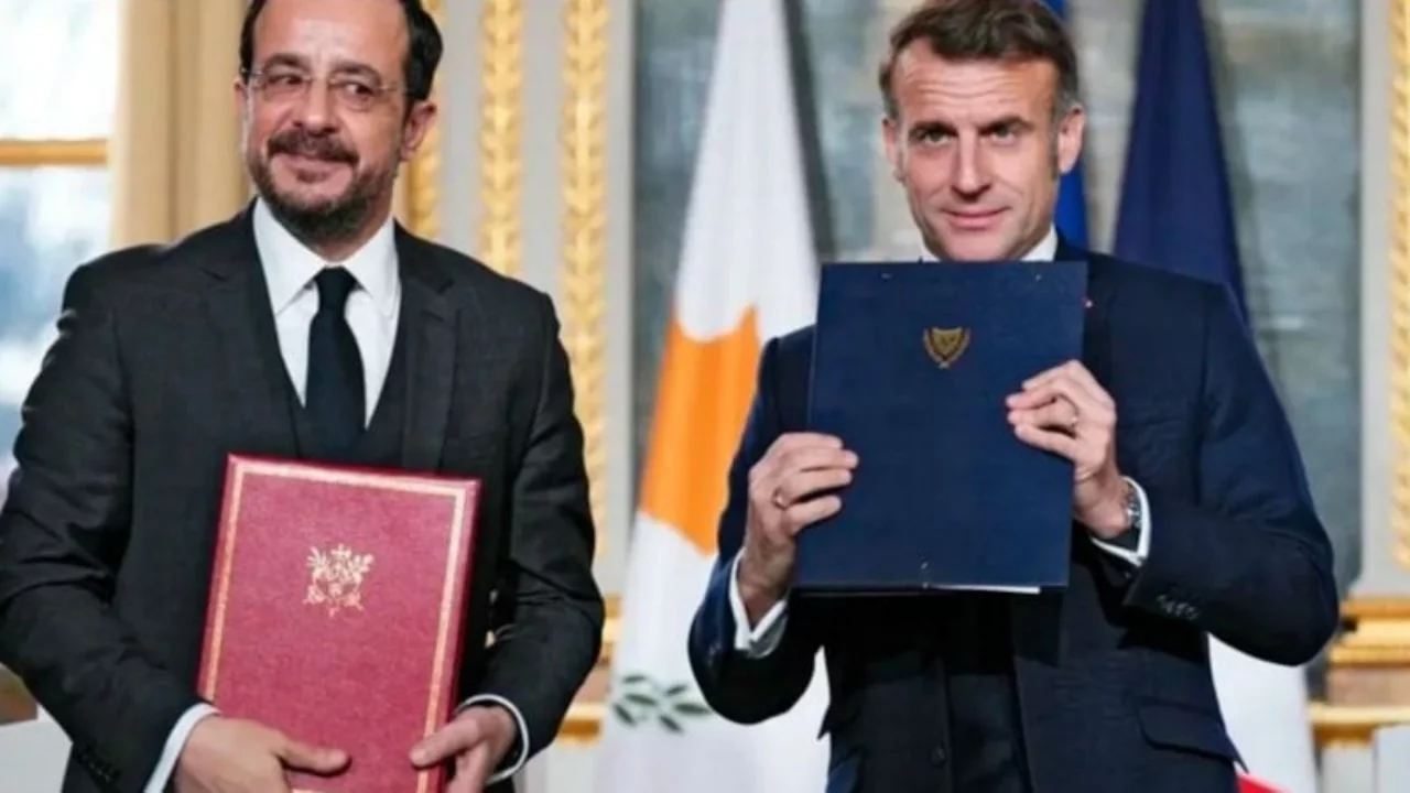 Fransa lideri Macron tehlikeli sularda y&uuml;z&uuml;yor! G&uuml;ney Kıbrıs'a asker g&ouml;nderecek...
