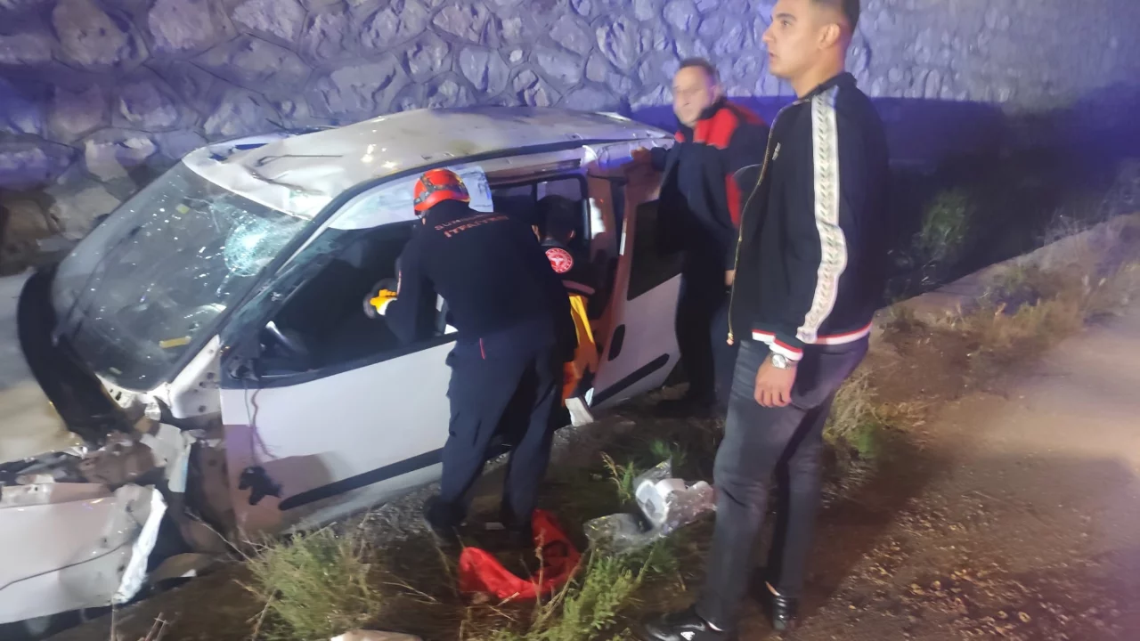 Ticari araç istinat duvarından yan yola uçtu! Yaralılar var...