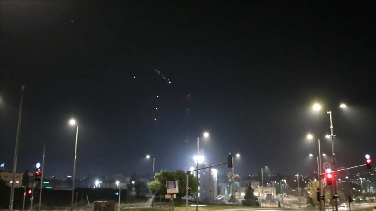 CNN'den flaş iddia! ABD, İran'dan İsrail'e atılan f&uuml;zeleri durdurmadı