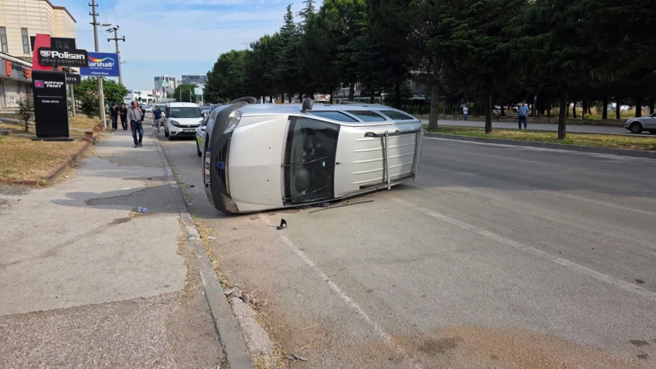 Bursa'da direksiyonu bıraktı, kaldırımda ters döndü!
