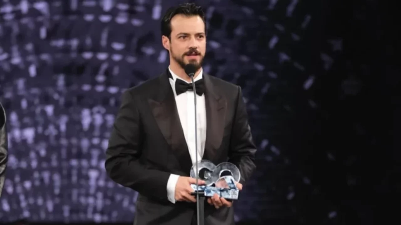 Mert Yazıcıoğlu'ndan aşk dolu paylaşım! Zeynep Artukma&ccedil; ile ilk romantik kare sosyal medyada ilgi odağı oldu