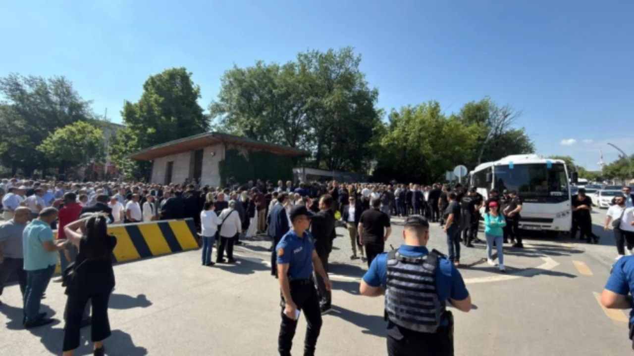 Meclis'te gerilim zirvede! Kapıda arbede &ccedil;ıktı, TBMM Başkanı yasak getirdi