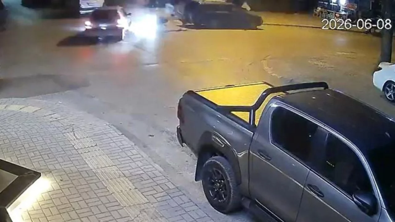 Otomobille çarpışan motosiklettekiler, metrelerce uçup park halindeki aracın bagajına çarptı