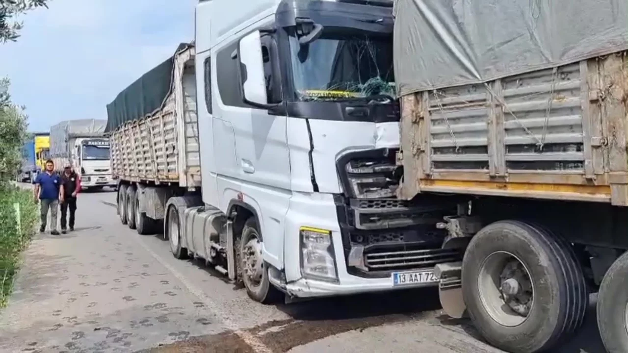 Bursa'da tırlar &ccedil;arpıştı! Facianın eşiğinden d&ouml;n&uuml;ld&uuml;...