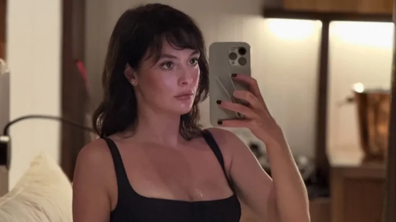 Melis Sezen'den dikkat &ccedil;eken gece paylaşımı! Sosyal medyada beğeni yağdı