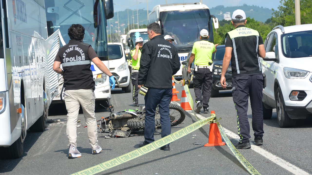 Emniyet şeridindeki otobüse çarpan motosiklet sürücüsü hayatını kaybetti