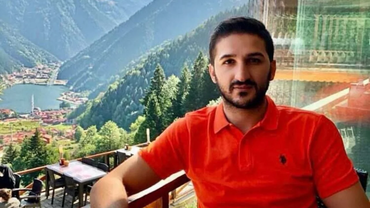 Otomobille &ccedil;arpışan motosikletin s&uuml;r&uuml;c&uuml;s&uuml; &ouml;ld&uuml;