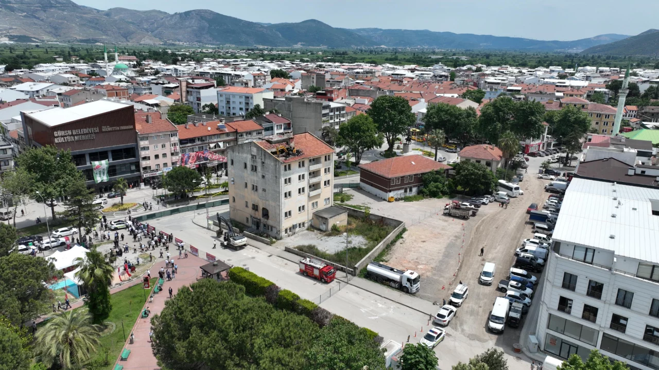 Bursa'da 30 yıllık d&uuml;ğ&uuml;m &ccedil;&ouml;z&uuml;ld&uuml;! İl&ccedil;enin &ccedil;ehresini değiştirecek dev proje i&ccedil;in ilk kazma vuruldu