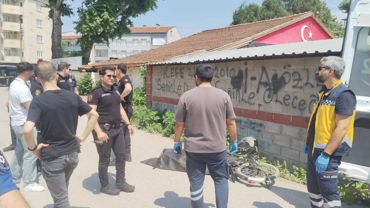 Bursa'da sokak ortasında acı &ouml;l&uuml;m: Bir anda yere d&uuml;şt&uuml;
