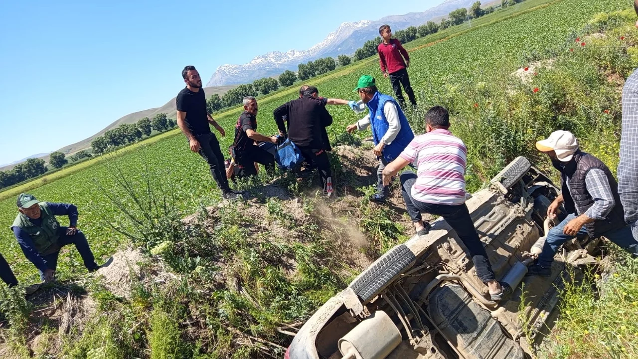 Otomobil kanala uçtu, 4 kişi yaralandı