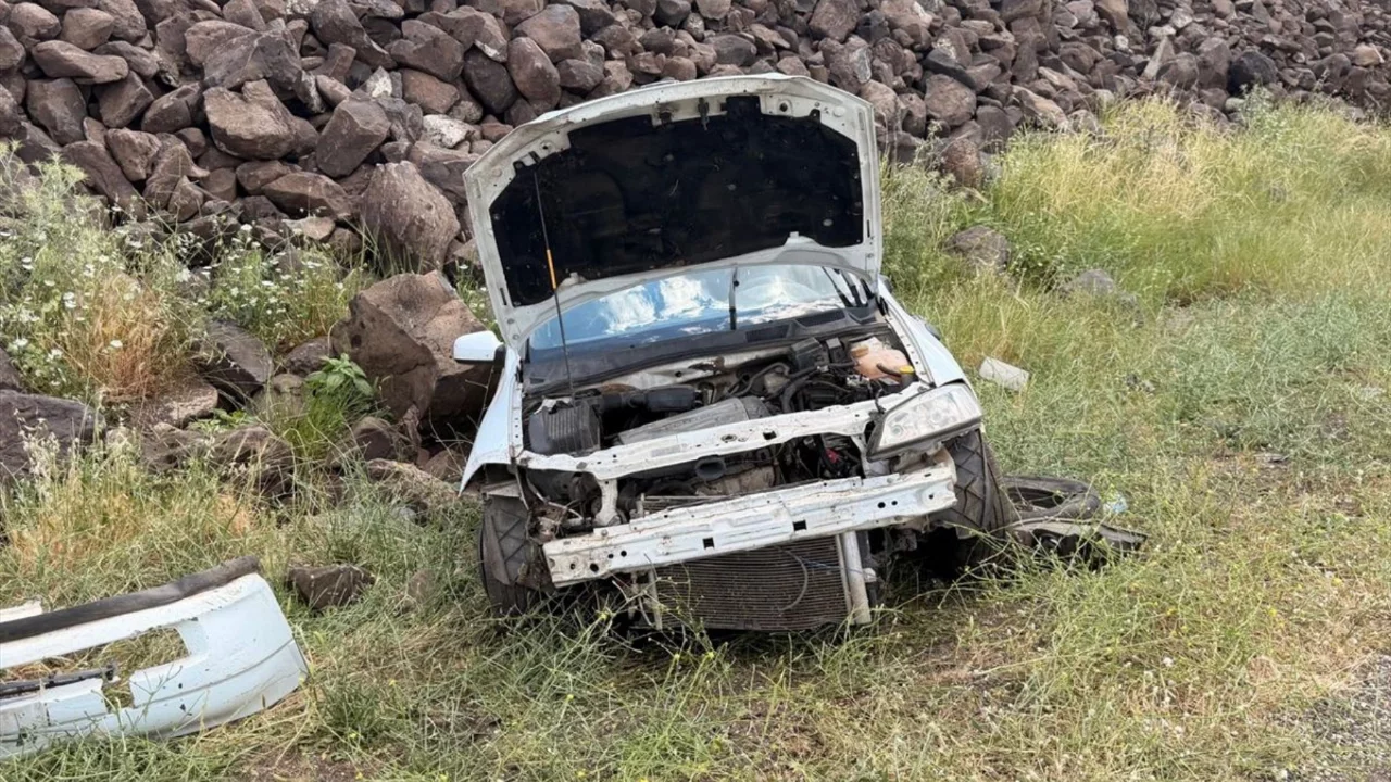 Şarampole devrilen otomobilin sürücüsü yaralandı