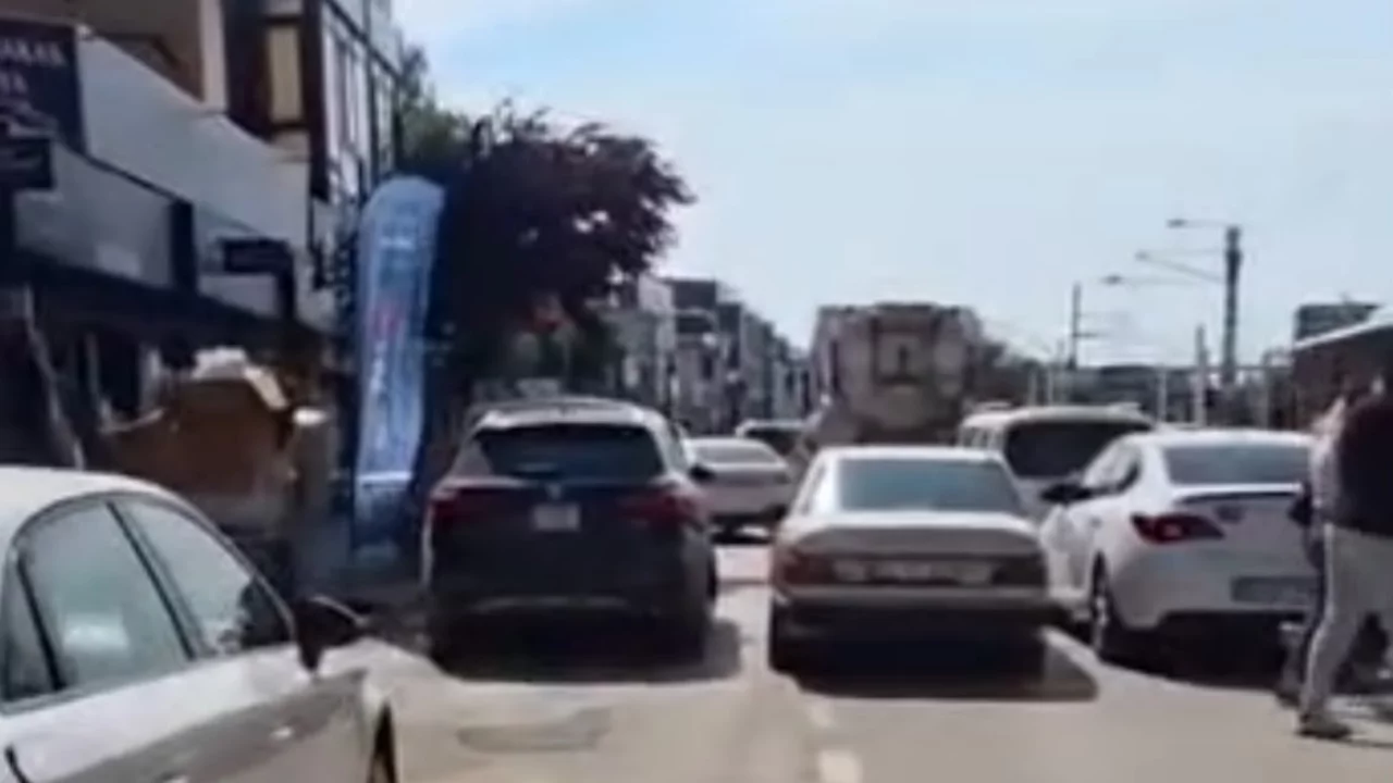 Bursa'da &uuml;&ccedil; şerit park vatandaşı isyan ettirdi!