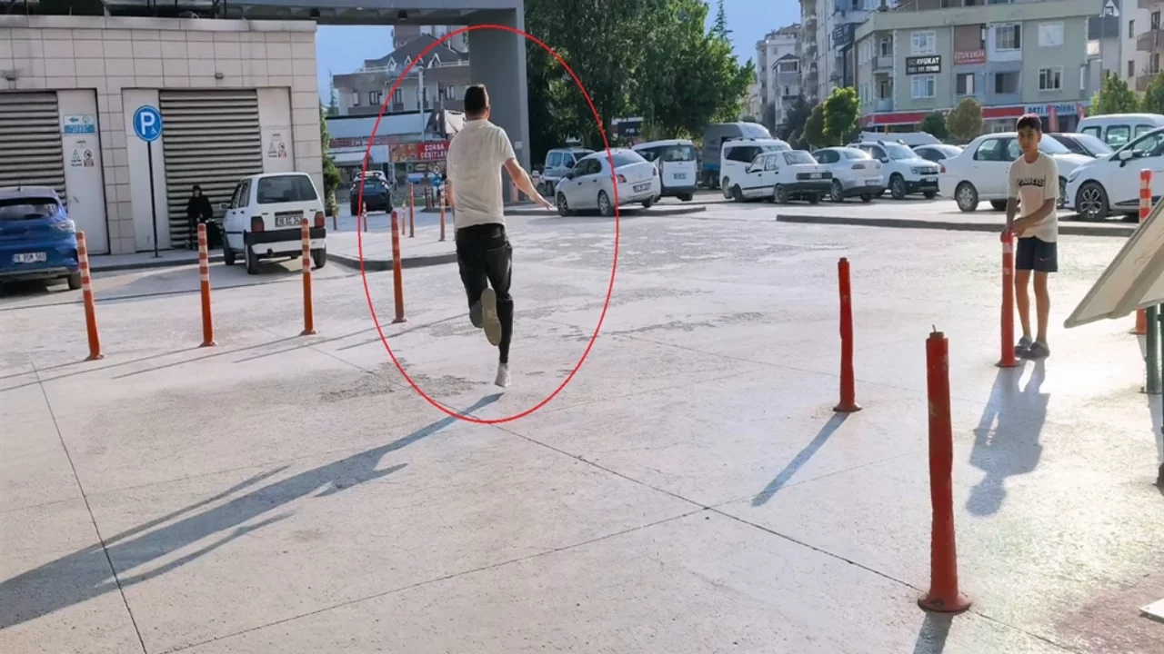 Bursa'da hareketli dakikalar! Ka&ccedil;maya &ccedil;alışan şahsın su&ccedil; dosyası kabarık &ccedil;ıktı