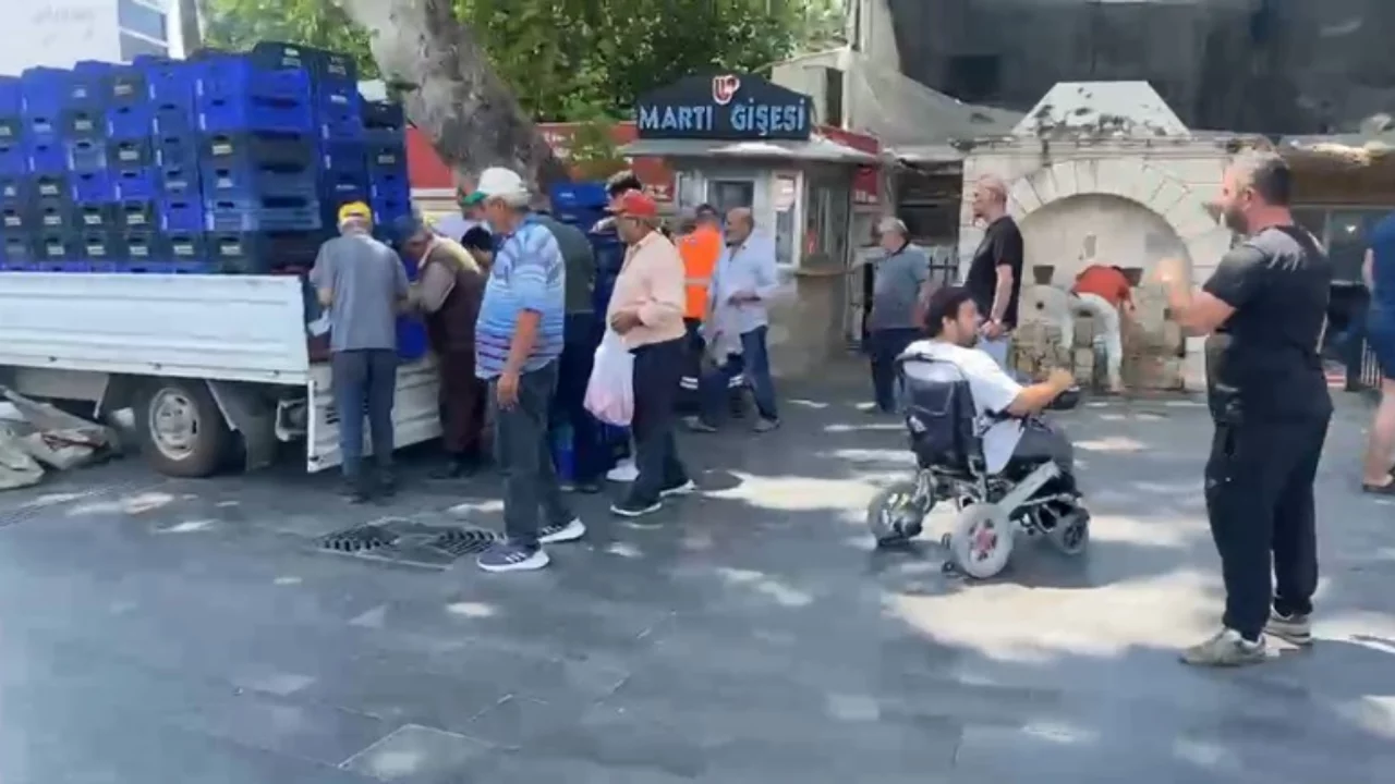 Halde alıcı bulamadı! Tonlarca domatesi vatandaşa bedavaya dağıttı...