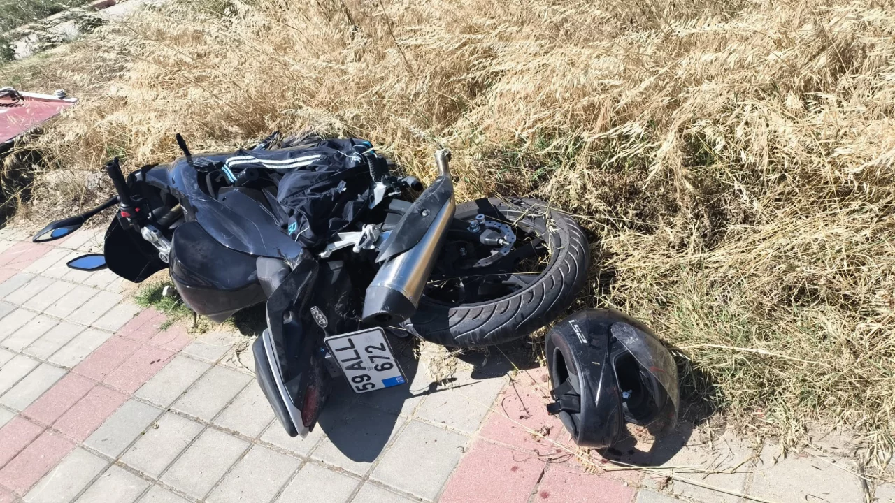 Motosiklet otomobille &ccedil;arpıştı, 18 yaşındaki s&uuml;r&uuml;c&uuml;y&uuml; kask kurtardı