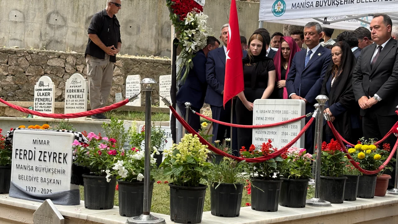 Ferdi Zeyrek i&ccedil;in Manisa'da duygu dolu anma: &Ouml;zg&uuml;r &Ouml;zel ve Mansur Yavaş'tan katılım