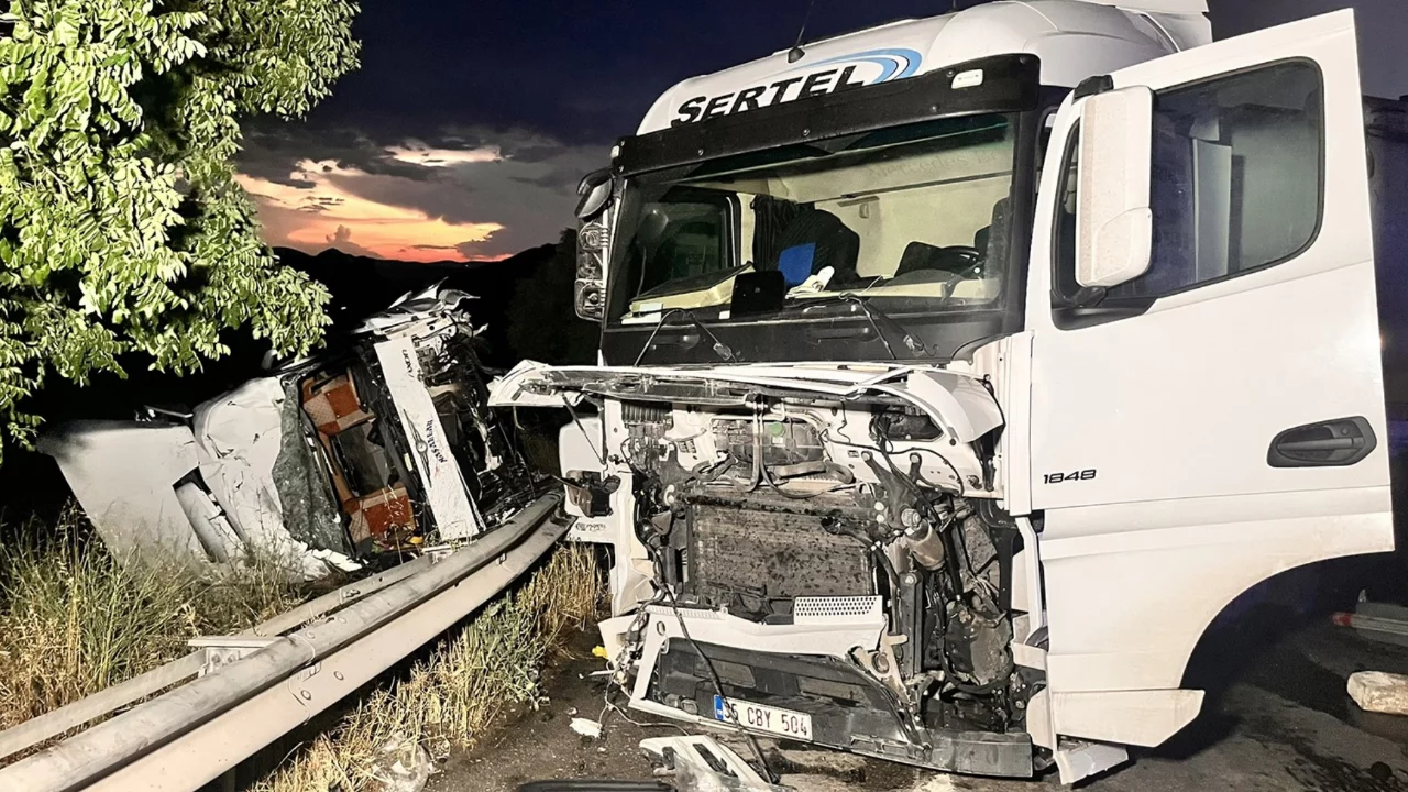 Manisa'da tırlar çarpıştı! 1'i ağır 2 yaralı var...