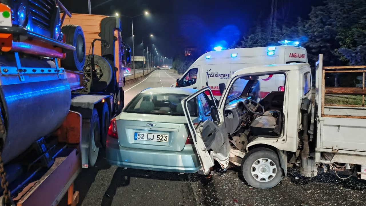 İki ara&ccedil; &ccedil;arpıştı, ortalık savaş alanına d&ouml;nd&uuml;: 1 &ouml;l&uuml;