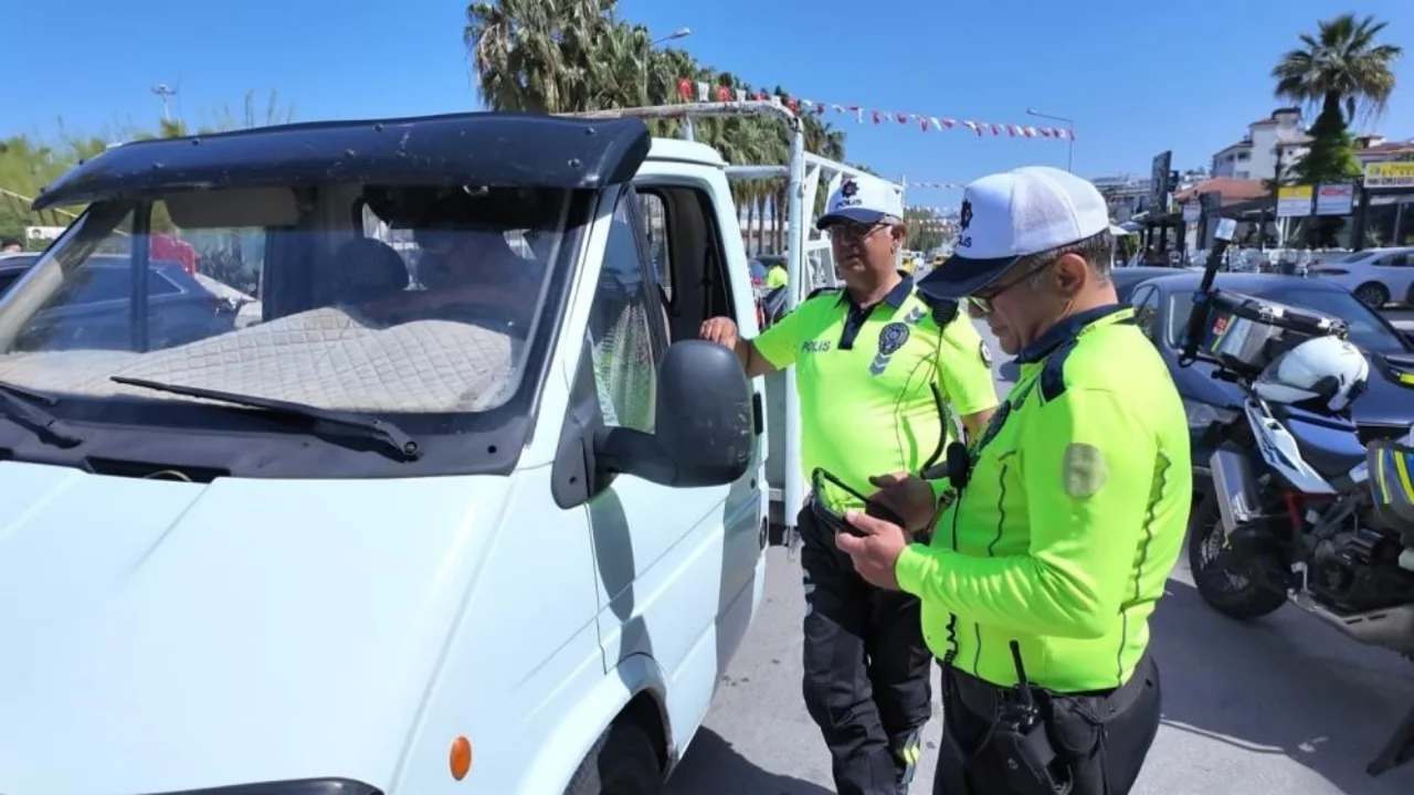 S&uuml;r&uuml;c&uuml;lerin g&ouml;z&uuml; yaşlı: Binlerce ara&ccedil; trafikten men edildi, y&uuml;zlerce ehliyete el konuldu