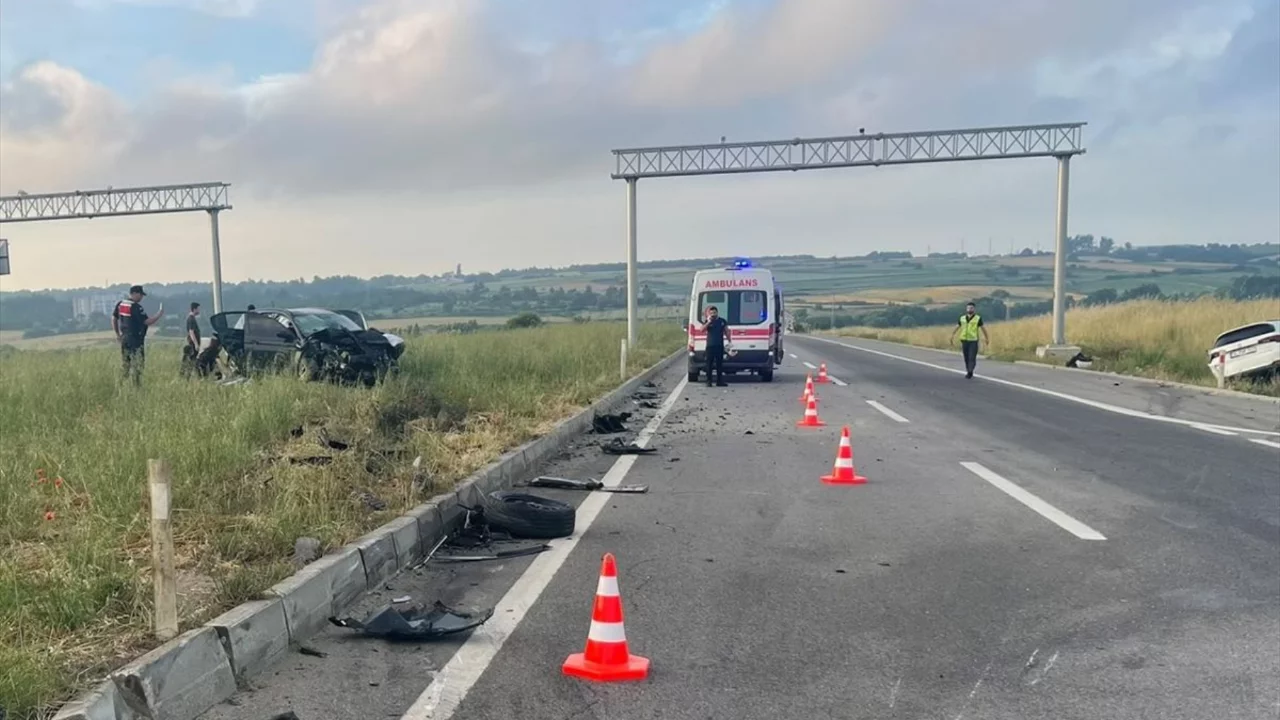 İki otomobilin çarpıştığı kazada 8'i düzensiz göçmen 10 kişi yaralandı