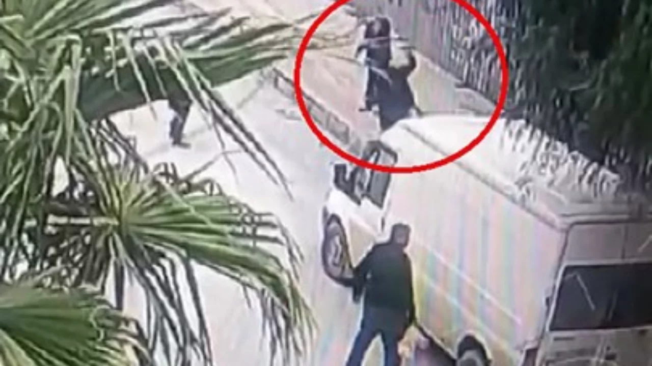 Kaldırım taşıyla gelen ölüm kamerada
