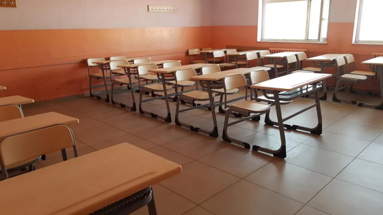 Bakan Tekin duyurdu! Cuma g&uuml;n&uuml; okullar tatil edildi