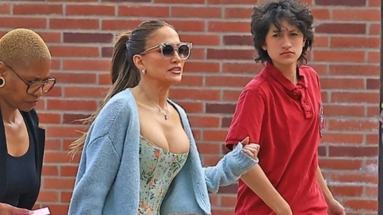 Jennifer Lopez mezuniyette duygusal anlar yaşadı! Oğlunun t&ouml;reninde g&ouml;zyaşlarını tutamadı