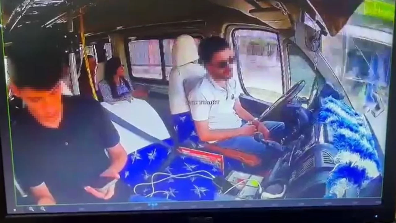 Şof&ouml;r&uuml; uyuyakalan dolmuş şof&ouml;r&uuml; polis okulunun duvarına &ccedil;arptı: Yaralılar var...