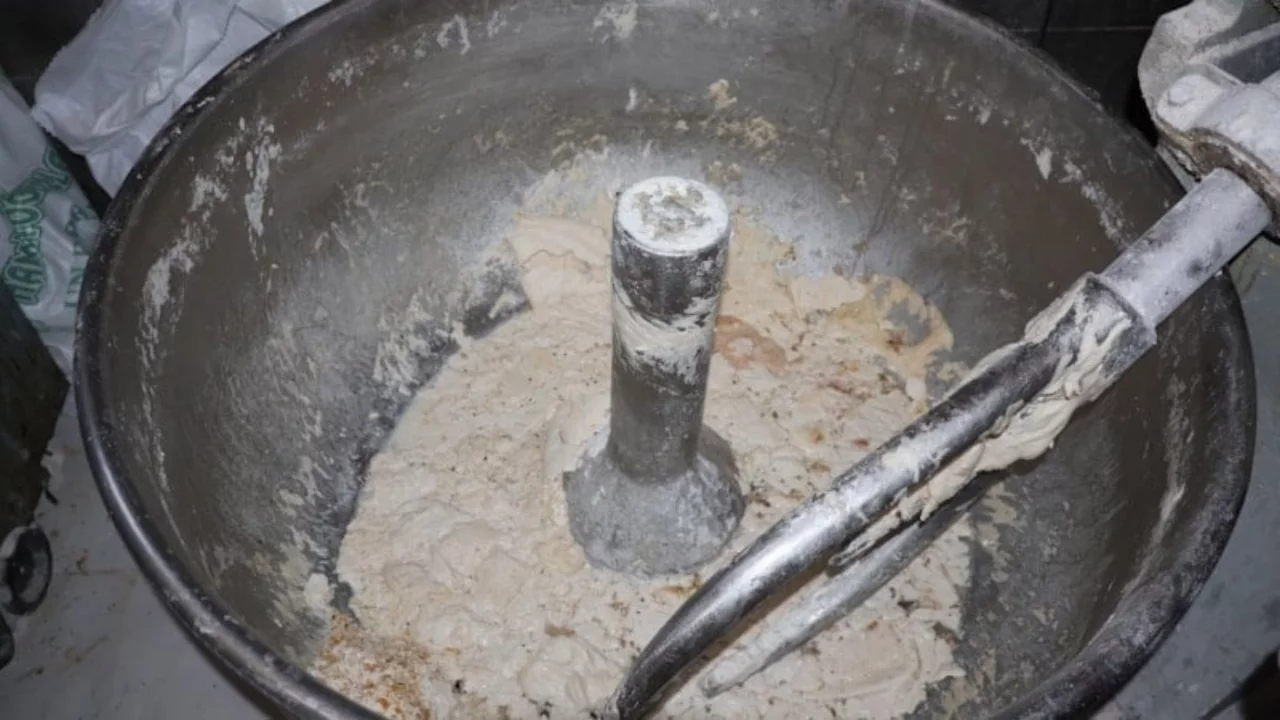 Denetime giren ekipler g&ouml;zlerine inanamadı! Tatlının i&ccedil;inden &ccedil;ıkan şey şoke etti