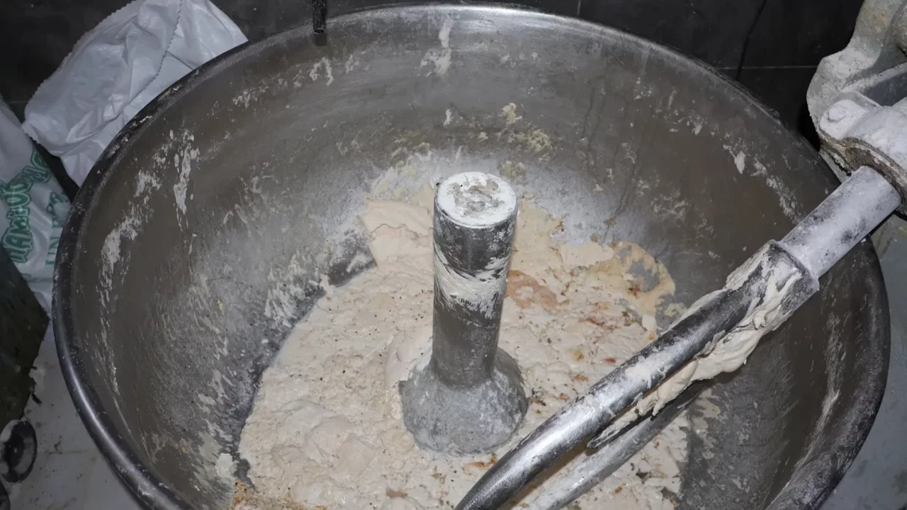 Denetimde mide bulandıran manzara! İ&ccedil;lerinden b&ouml;cek &ccedil;ıktı