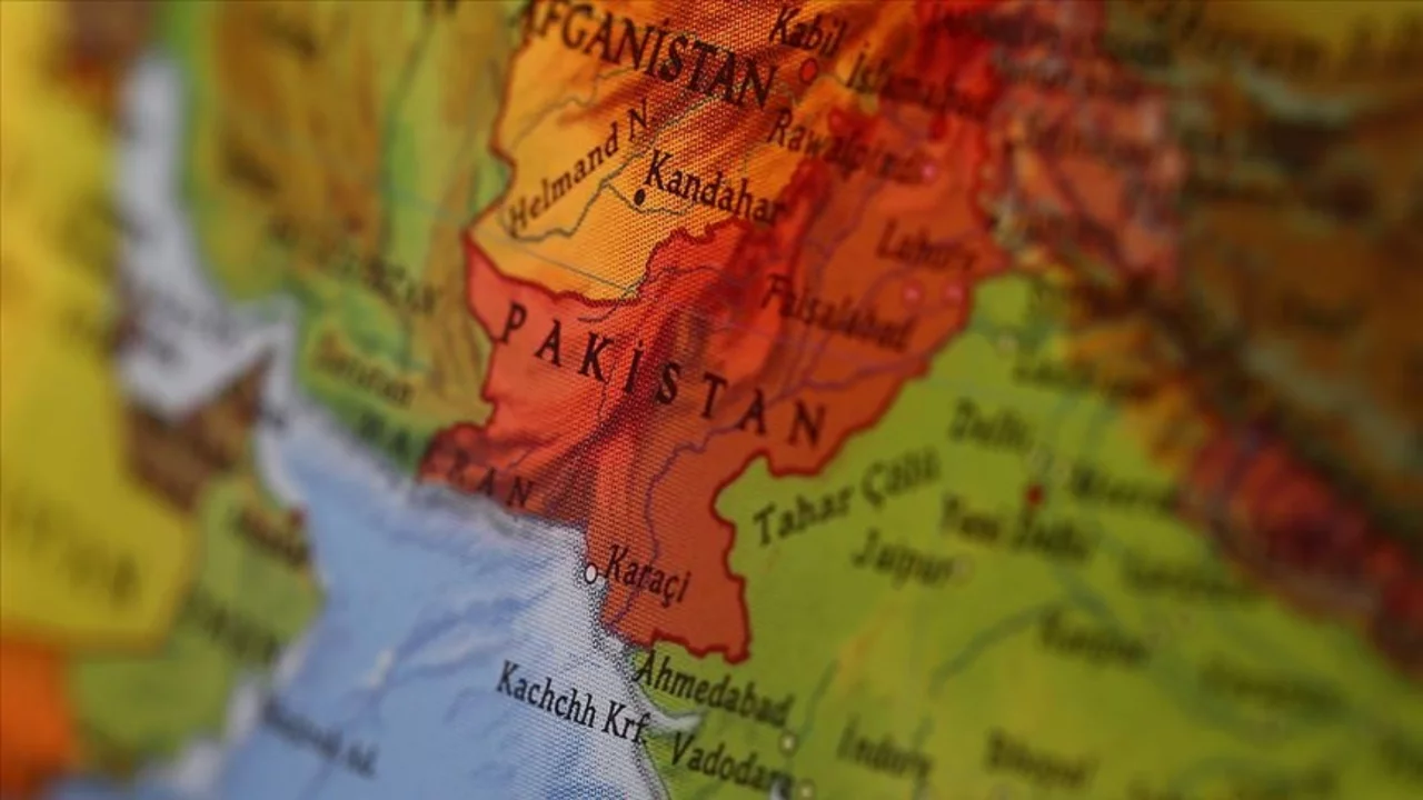 Pakistan'da askeri helikopter düştü, kurtulan olmadı