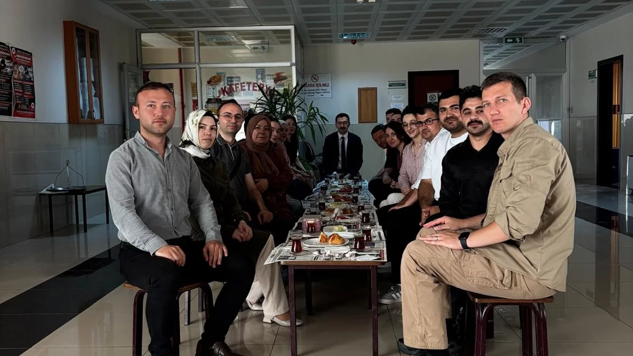 Karacabey Adliyesi'nde başsavcıdan personeline s&uuml;rpriz kahvaltı