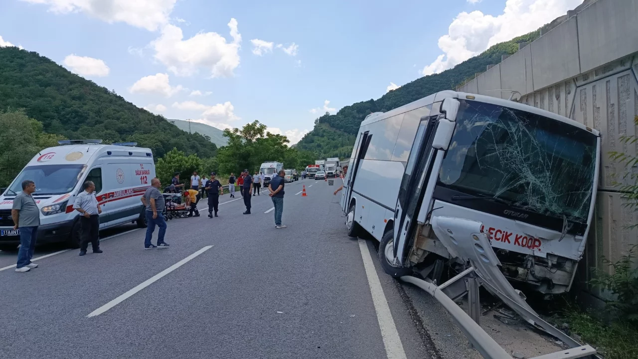 Midibüs tıra arkadan çarptı, 6 kişi yaralandı