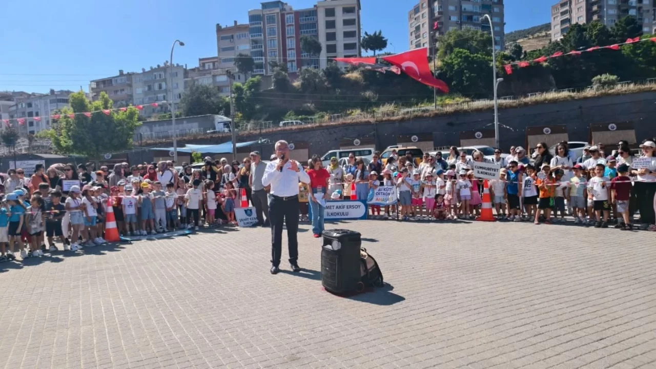 1240 minik &ouml;ğrencinin y&uuml;r&uuml;y&uuml;ş&uuml; Gemlik sahilini şenlik alanına &ccedil;evirdi!