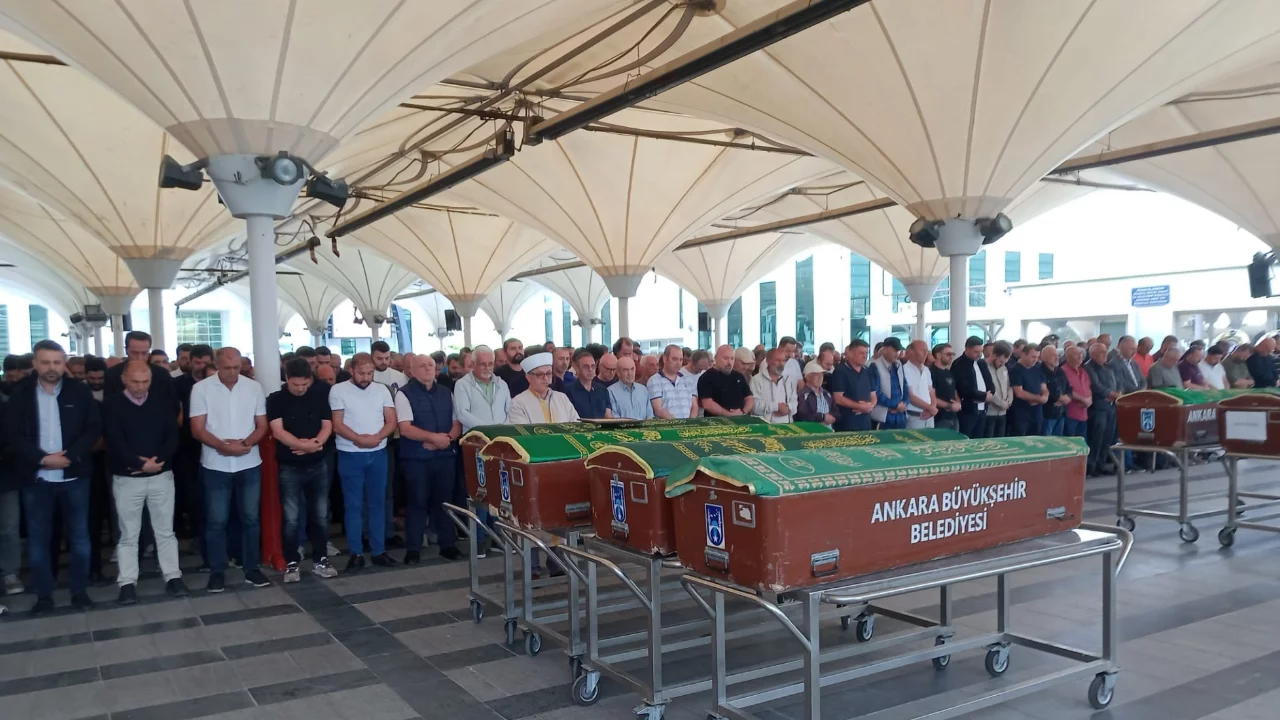 Parkta bı&ccedil;aklanan 16 yaşındaki Kayra, son yolculuğuna uğurlandı