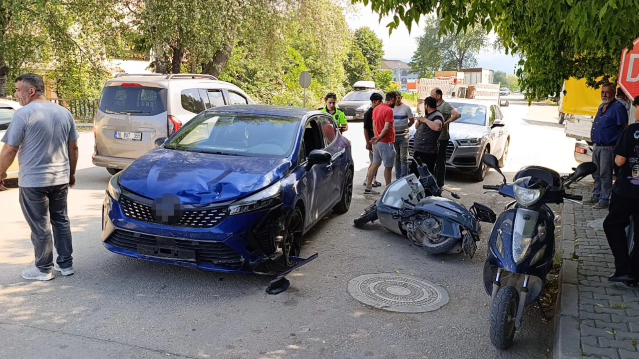 İneg&ouml;l'de kontrols&uuml;z kavşakta kaza: Motosiklet s&uuml;r&uuml;c&uuml;s&uuml; hastanelik oldu