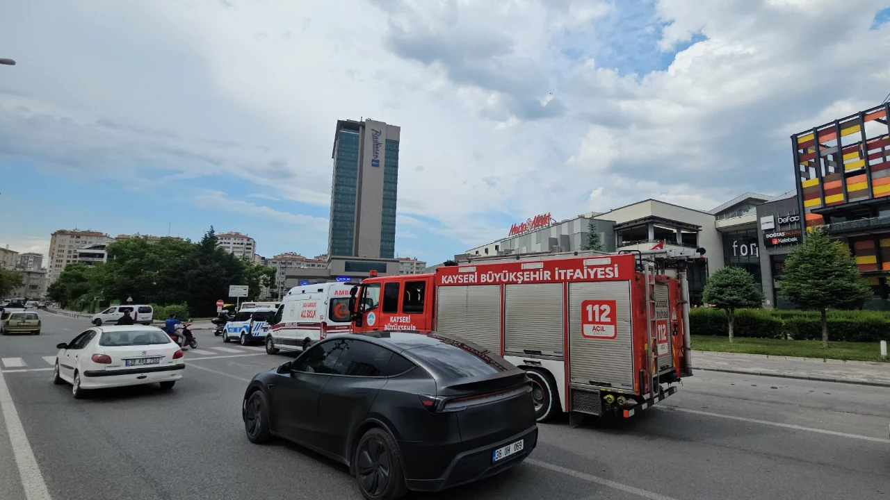 Şehrin en ünlü AVM'sinde bomba paniği! Ekipler olay yerinde...