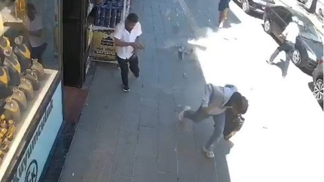 &Ouml;l&uuml;mden kıl payı kurtuldular! Kopan beton par&ccedil;alarının altında kalıyorlardı...