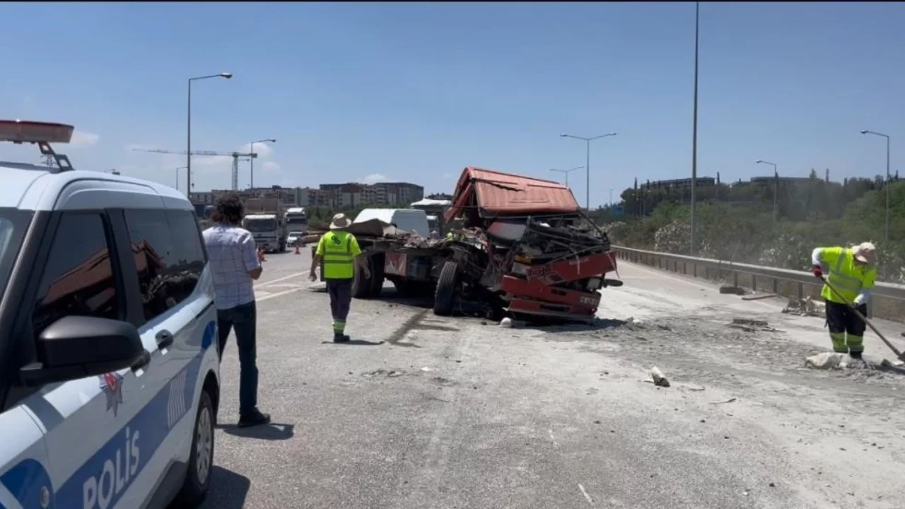 Bursa'daki feci kazada tır s&uuml;r&uuml;c&uuml;s&uuml; yaşamını yitirmişti! Kimliği belli oldu...