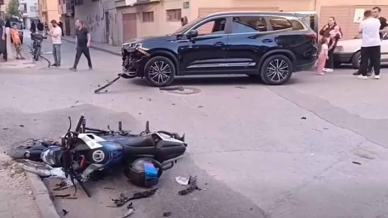 Bursa Gemlik'te otomobil ile &ccedil;arpışan gen&ccedil; motosiklet s&uuml;r&uuml;c&uuml;s&uuml; yaralandı!