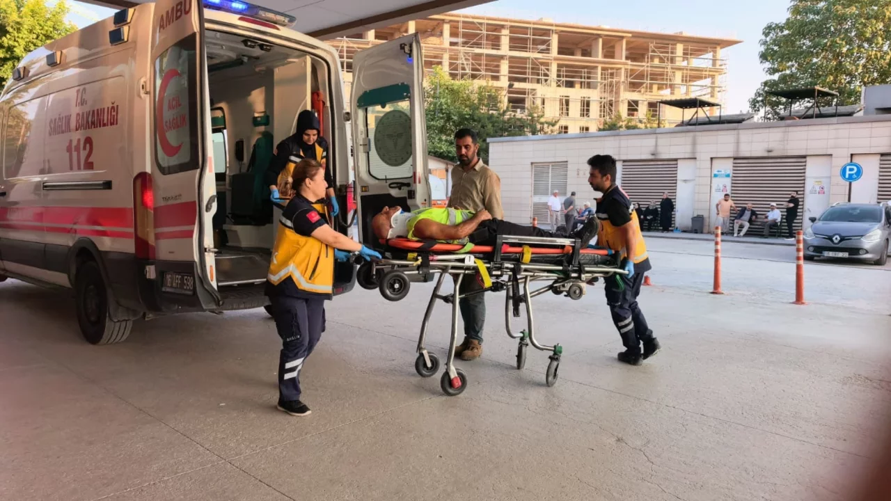 Bursa'da iş kazası! 4 metre y&uuml;kseklikten d&uuml;şen inşaat iş&ccedil;isi hastanelik oldu...