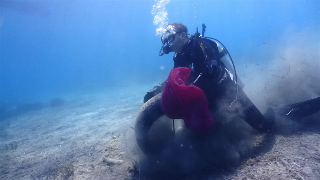 Bodrum'da denizin dibinden kilolarca atık &ccedil;ıkarıldı