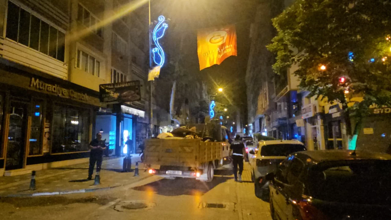 Bursa'da gece vakti zabıta ekiplerinden kaldırım işgali operasyonu! Tek tek toplandı...